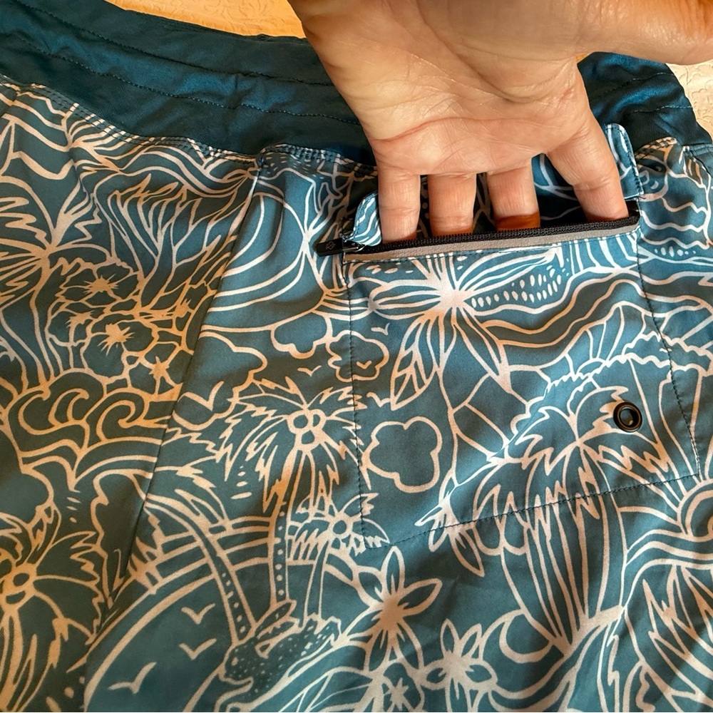 Rabbit Surf N Turf 2.5” Blue Sapphire Women's Athletic Shorts - Picture 4 of 10